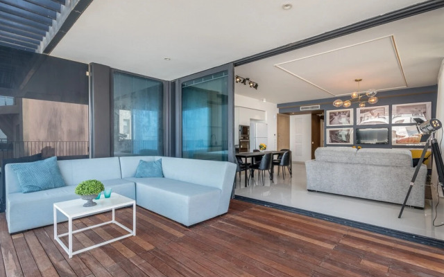 Front of Beach -Luxurious Residence