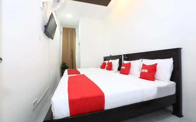 Super OYO 89678 Ady Hotel