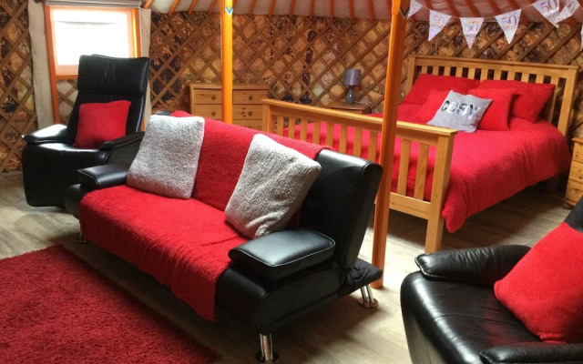 Orange Yurt With Hot Tub- Sleeps 3, Parking & Wifi