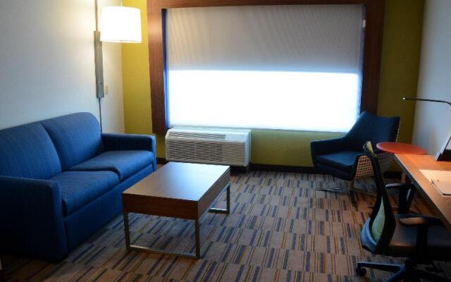 Holiday Inn Express and Suites Pittsburgh - Monroe