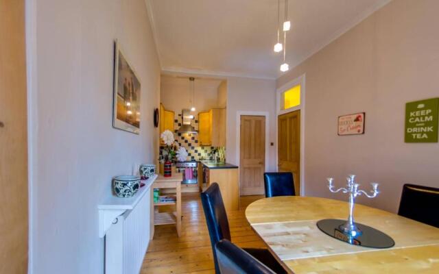 Spacious 3BR Apt moments from the Meadows & Old Town