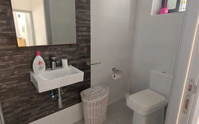 Twin Room with Laundry in Pembroke