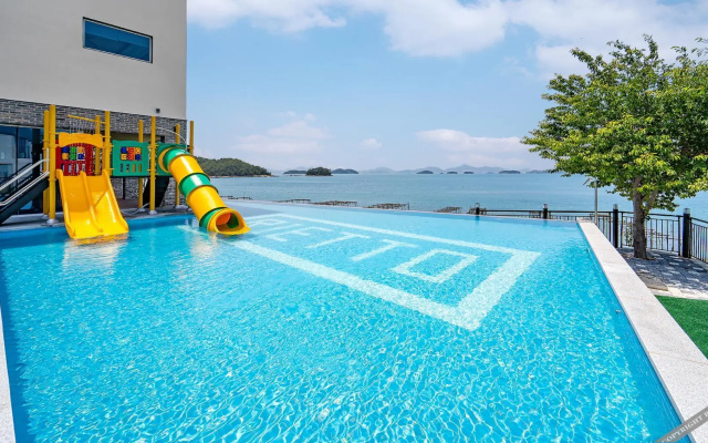 Yeosu Riaeddo poolvilla Pension