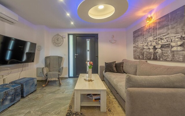 Beautiful Home in Vir With 4 Bedrooms and Wifi