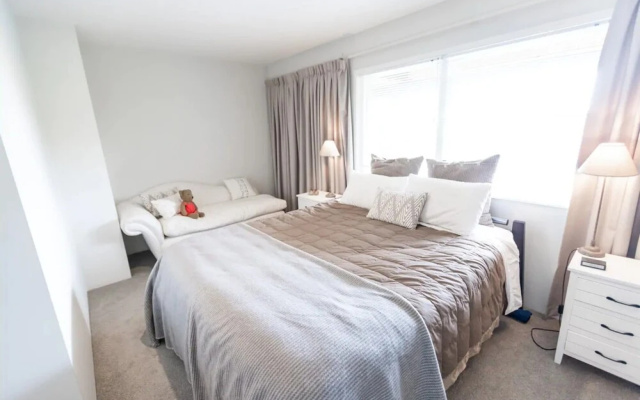 Stylish 3 Bedroom Family Home on the North Shore – Guest Rooms – North Auckland