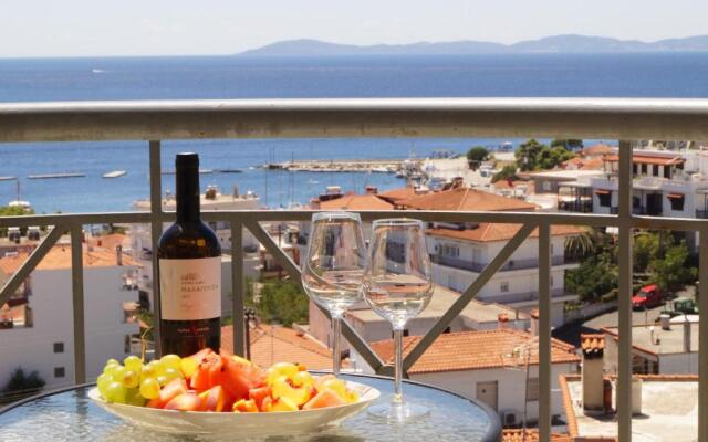 Fully equipped 2-bedroom flat unique view all year