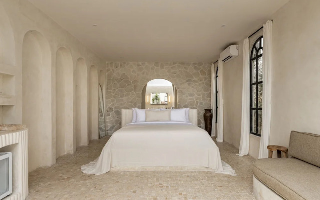 Luxe & Unique Honeymoon Bocami Suites- 2 by Azure