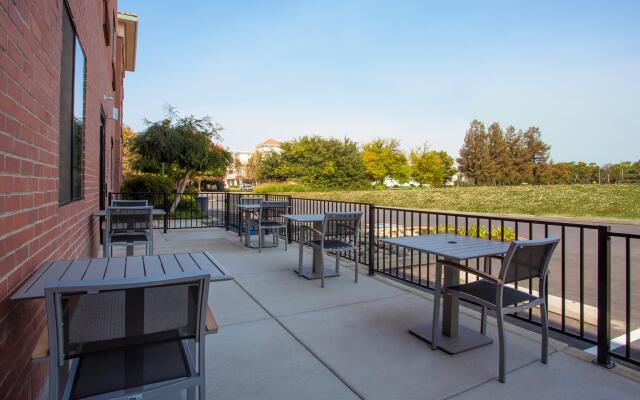 Holiday Inn Express & Suites Davis - University Area by IHG