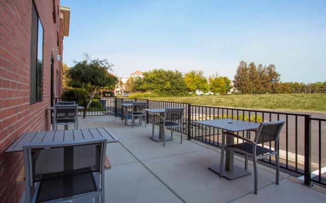 Holiday Inn Express & Suites Davis - University Area, an IHG Hotel