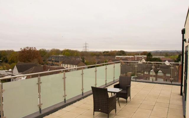 Livestay - 3 bed Apt With Balcony Near Heathrow