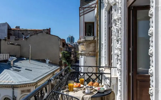 Old Town Luxury Suites with Balcony