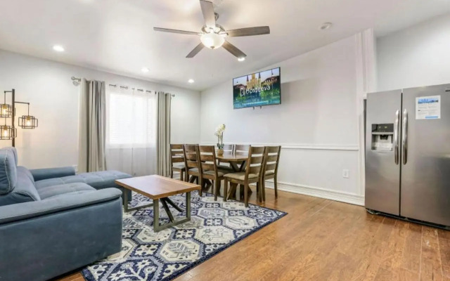 Elegant 4BR Condo in Downtown