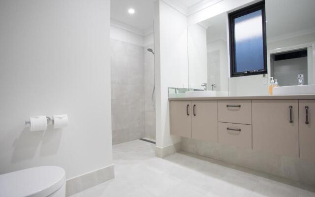 Vancouver's End by the BnB Collection