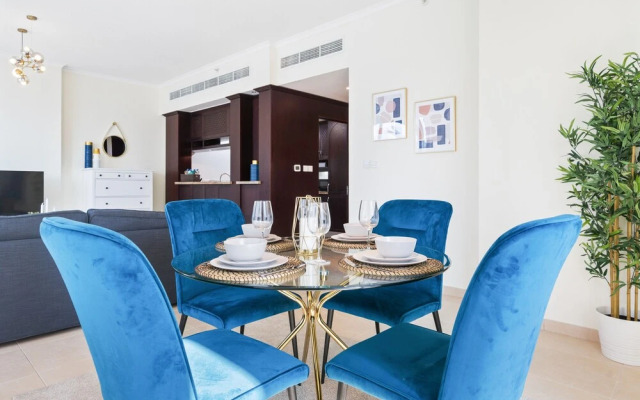 Monty - Stylish Apartment with Partial Burj Khalifa View