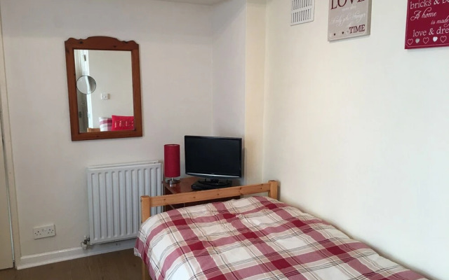 Homely 2- bed Apartment -ground Floor-sleeps 4