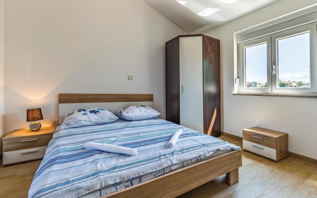 Amazing Home in Jasenovica With Wifi, Outdoor Swimming Pool and 4 Bedrooms - Hotel in Porec - Photo 4