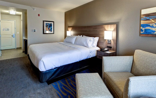 Holiday Inn Express & Suites Great Bend by IHG