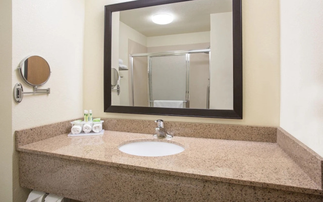 Holiday Inn Express Hotel & Suites Truth