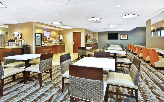 Holiday Inn Express & Suites Bradley Airport, an IHG Hotel