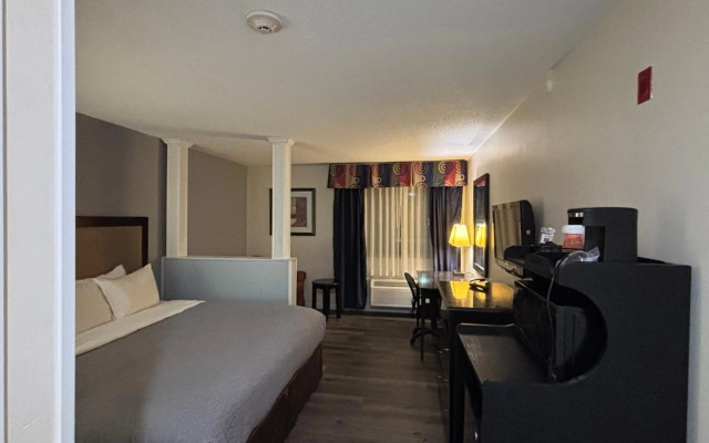 Quality Inn & Suites Woodstock near Lake Geneva