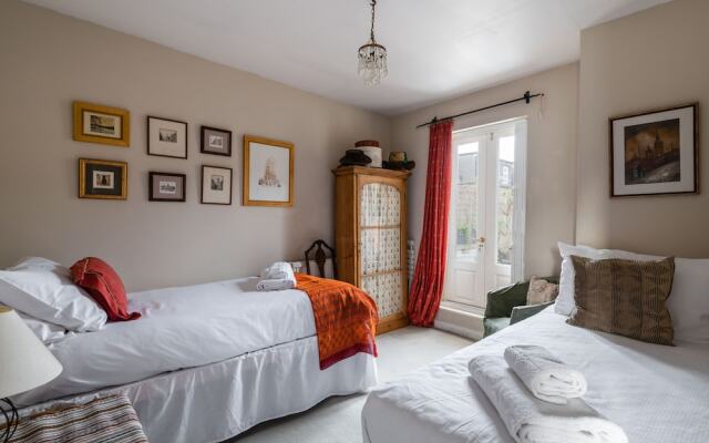 Charming Chiswick Home Near Ravenscourt Park by Underthedoormat