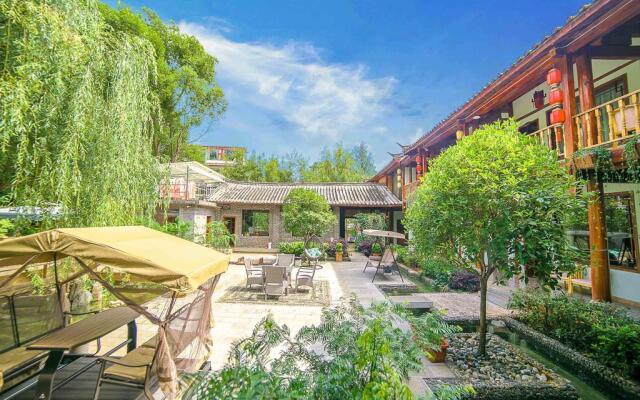 Lijiang Left Bank Holiday Inn