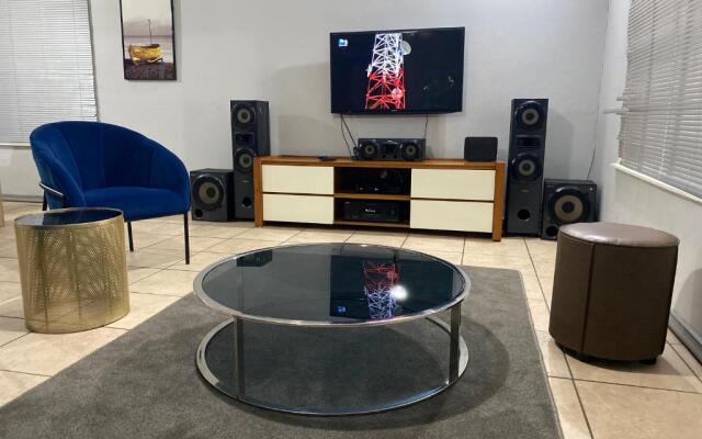 Private 3 bedroom 3kms away from Emerald Casino