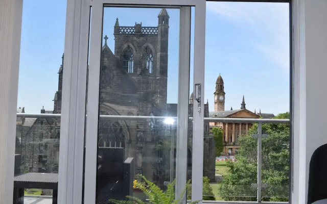 The Paisley Penthouse - Stunning View of the Abbey