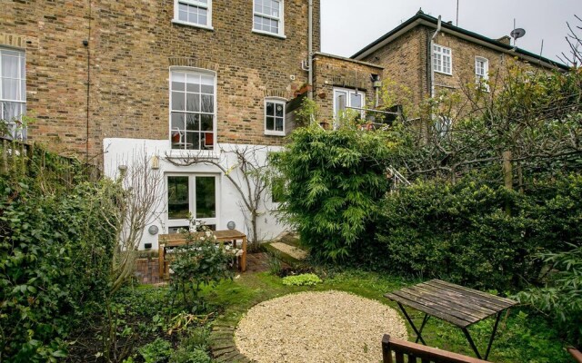 Beautiful 2 BED Garden Apartment