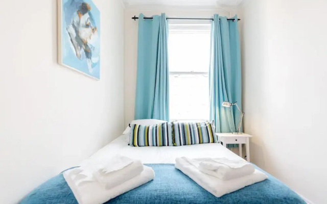 Earls Court Apartments by BaseToGo