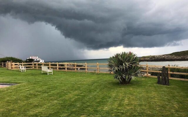 Treddolphin Guest House