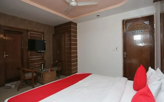 OYO 18870 Hotel Lajja Palace