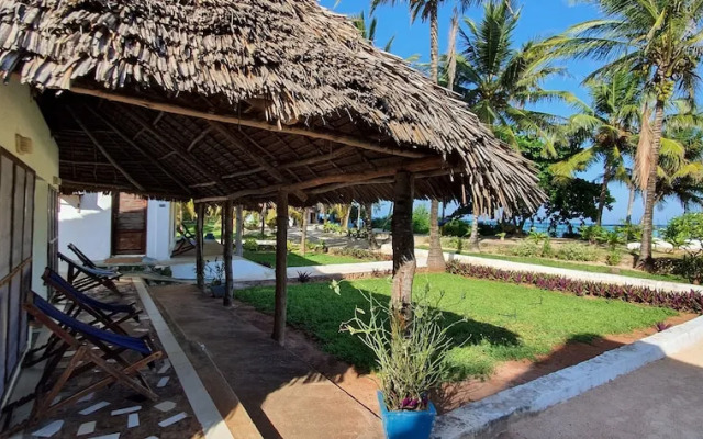 Room in Guest Room - Romantic Room With Access to Beach Ideal for 2 Guests, in Kigomani, Zanzibar