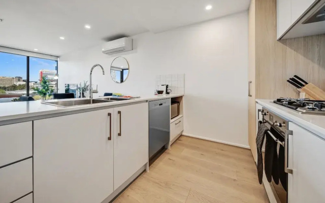 Chic 1-bed With Sophisticated Decor,