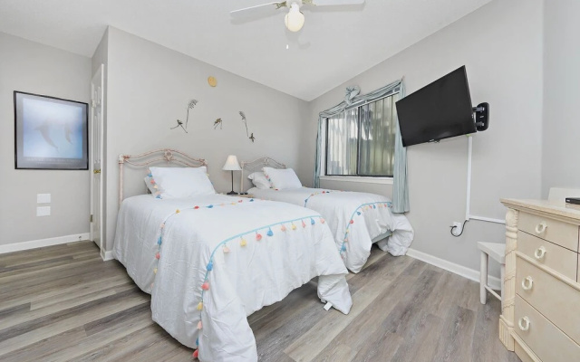 Spacious Condo with Private Patio - Charming Family Retreat