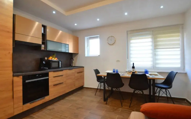 Warm and Welcoming Apartment With Balcony