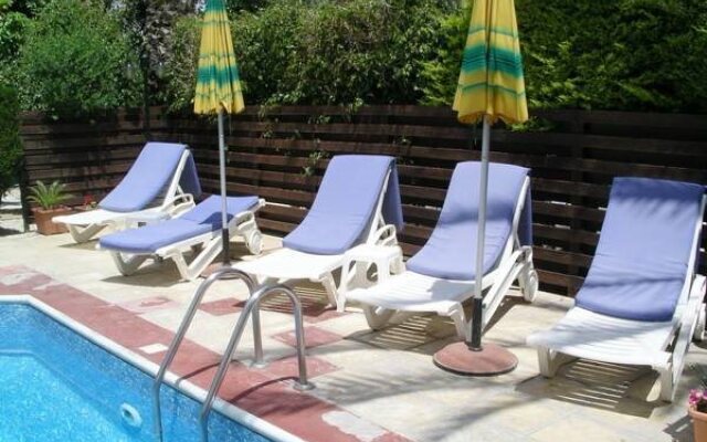 Hotel Renos Apartments