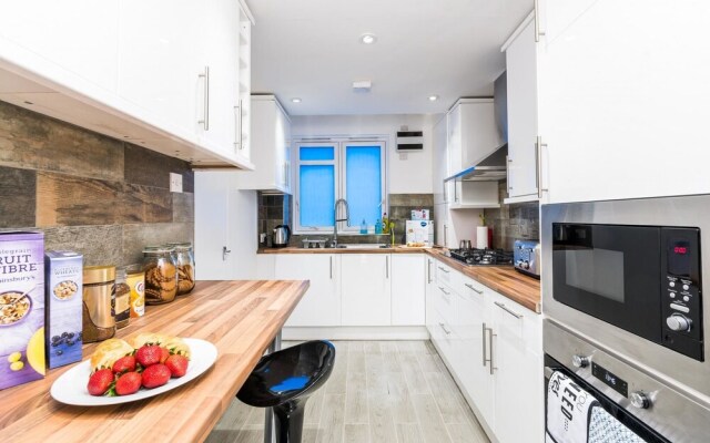 NEW Fantastic 4BD House Well Connected to City!