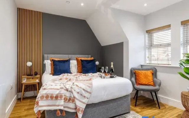 Luxurious 2-Bed Apt w/ Stunning Sea View & Parking