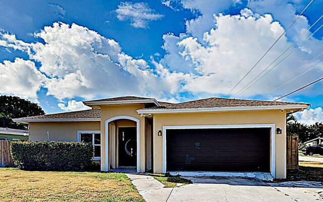 New Listing! Sumptuous Near Beach W/ Pool 3 Bedroom Home