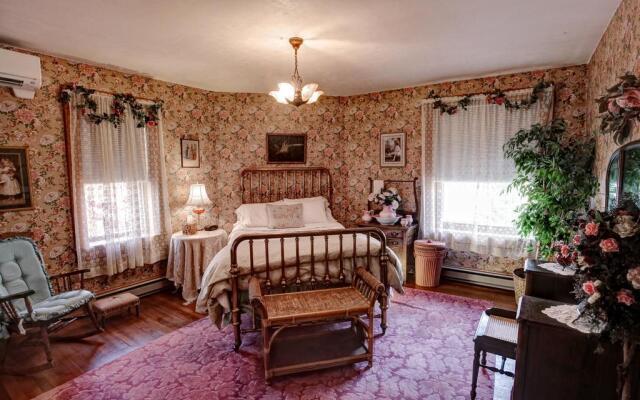The Queen, A Victorian Bed & Breakfast
