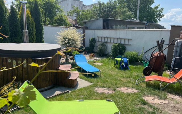 Priestranný dom v tichej časti mesta Levice.