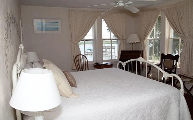 Night Swan Intracoastal B&B