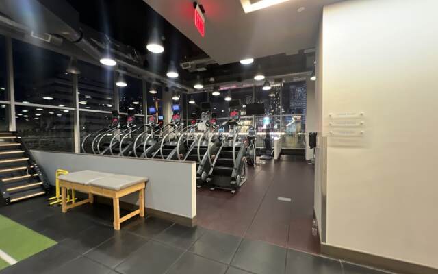 Atlas Suites - Bay & College