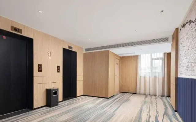 Kyriad Hotel (Zhengzhou Zijingshan Business District Wenmiao Subway Station Store)