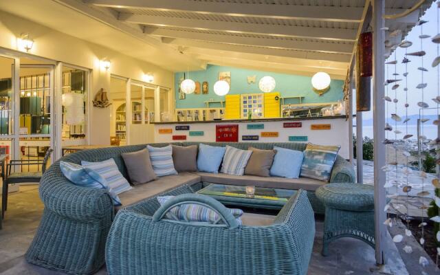 Beachfront Modern Flat-Breakfast Included
