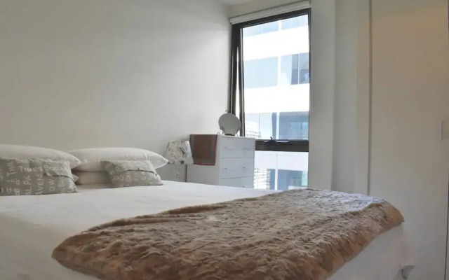 Light Filled Modern 1 Bedroom Apartment Close To Beach