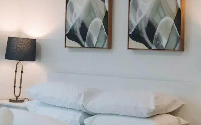 Lakeside 3-bed Apartment With Jacuzzi