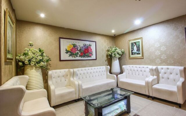 OYO 22737 Chandra Grand Hotel