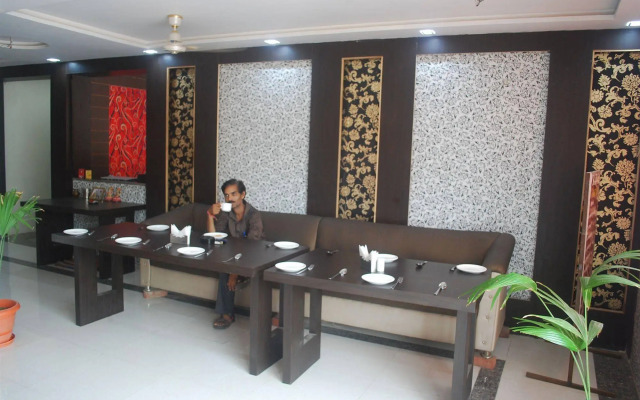 OYO 28053 Hotel Gayatri Palace